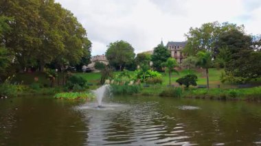 Le Plateau des Poetes, Şairler Bahçesi, Beziers, Güney Fransa. Gölü, ördekleri, palmiyeleri ve yemyeşil su bitkileri olan güzel bir şehir parkı.. 