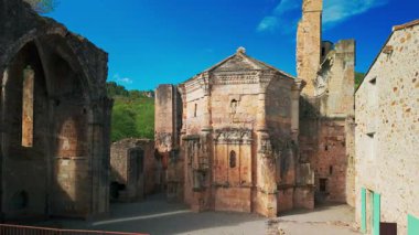 Fransa 'nın Aude kentindeki Alet-les-Bains köyündeki Notre Dame' ın 9. yüzyıl Benedikt manastırı kalıntıları.