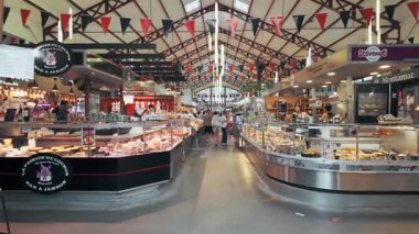 Biarritz, Fransa - 25 Ağustos 2024: Halles de Biarritz pazarı. Taze fırın ürünleri, süt ürünleri, etler ve diğer lezzetler de dahil olmak üzere çeşitli yerel çiftçi ürünleri.