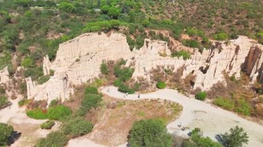 Les Orgues Ille sur Tet, Pyrenees Orientales, Languedoc Roussillon, Fransa 'da jeolojik alan. Ille sur Tet 'in ya da peri bacalarının havadan görünüşü. 