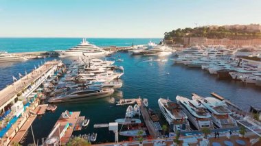 Güneşli bir günde Monako şehrinin ufuk çizgisinin çarpıcı panoramik manzarası. Gökdelenler ve lüks yatlar, Herkül Limanı 'nı oluşturur. Fransız Rivierası 'nda Monte Carlo' nun tarihi mimarisi. 
