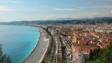 Nice 'in güzel manzarası, Cote dAzur, Fransa. Güneşli bir yaz gününde Fransız Rivierası 'nın panoramik şehir manzarası. İkonik Baie des Anges ve Akdeniz 'in en iyi manzarası. Yavaşça yakınlaştır 