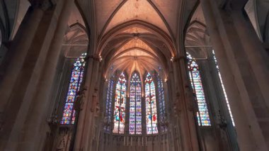Carcassonne, Fransa 'daki St. Nazaire ve St. Celse Katedrali' nin içi. Güzel vitraylı pencereler. Detaylı gotik mimari. Yavaş çekim, sabit görüntü.