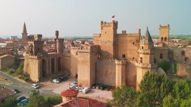Kuzey İspanya, Navarre eyaletindeki Olite Kraliyet Sarayı 'nın hava manzarası. Ortaçağ tahkim edilmiş Navarre Kralları kalesi olan Olite şehrinin manzarası.