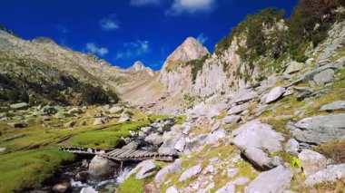 Benasque Vadisi 'ndeki Aigualluts uçaklarının güzel manzarası Posets Maladeta Ulusal Parkı, Pyrenees Dağları, Aragon, İspanya