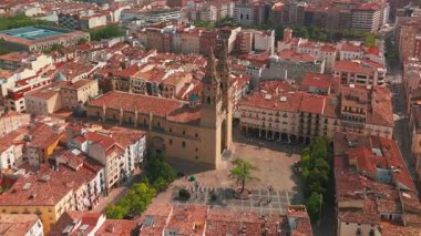 La Rioja, İspanya 'daki Logrono şehrinin havadan görünüşü. Ortaçağ 'ın eski merkezi, tarihi katedrali ve Ebro Nehri' nin bulunduğu yaz şehri.