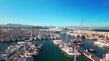 Antibes 'deki Vauban Limanı, Fransız Rivierası. Fransa, Cote dAzur 'da lüks yatlar ve tarihi liman