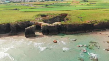 Galiçya bölgesindeki Playa de Las Catedrales plajının inanılmaz hava manzarası. Cantabrian Sahili 'ndeki ünlü Katedral Sahili' nde güzel uçurum oluşumları 