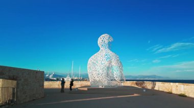 Antibes, Fransa - 24 Eylül 2024: Jaume Plensa 'nın Le Nomade heykeli Antibes tatil beldesi Akdeniz Cost dAzur' daki Bastion St. Jaume bulvarında. 