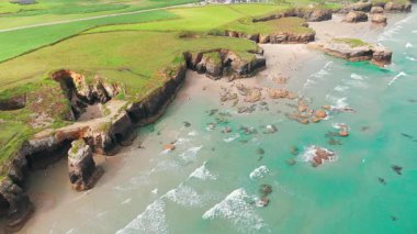 Galiçya bölgesindeki Playa de Las Catedrales plajının inanılmaz hava manzarası. Cantabrian Sahili 'ndeki ünlü Katedral Sahili' nde güzel uçurum oluşumları 