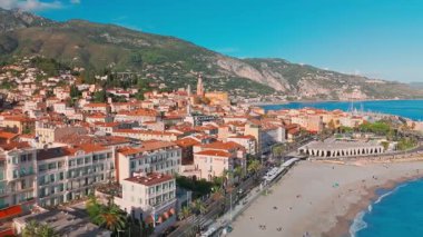 Menton 'un havadan görünüşü, Fransız Riviera, Fransa' da bir tatil köyü. Yazın renkli Menton kasabası, Cote dAzur 'da günbatımında tarihi binalar ve güzel plajlar..
