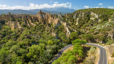 Les Orgues Ille sur Tet, Pyrenees Orientales, Languedoc Roussillon, Fransa 'da jeolojik alan. Ille sur Tet 'in ya da peri bacalarının havadan görünüşü.