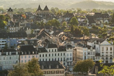 Güney-Batı Fransa 'nın Nouvelle-Aquitaine bölgesindeki Oloresque-Sainte-Marie kasabasının manzarası. Bask ülkesi. Fransa 'da eski bir kasaba olan Oloron Sainte Marie.