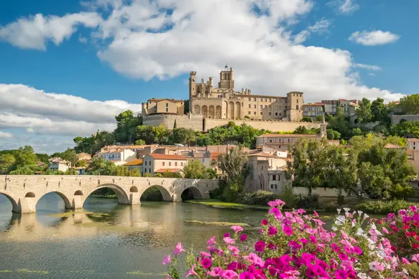 Güneşli bir günde, Beziers, Güney Fransa 'daki Aziz Nazaire Katedrali. Yazın Beziers 'in Fransa' daki eski kasabası