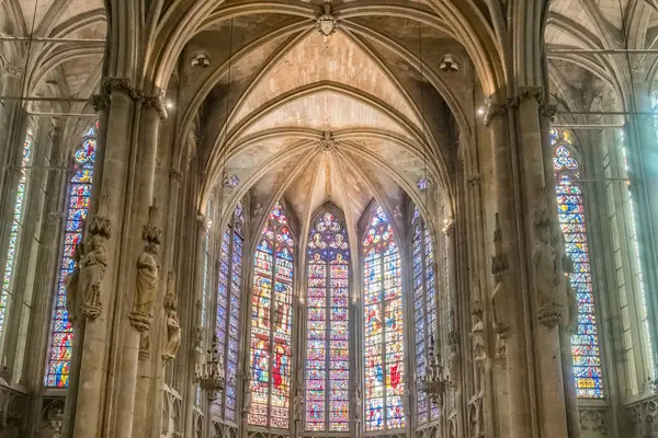 Carcassonne, Fransa 'daki St. Nazaire ve St. Celse Katedrali' nin içi. Güzel vitraylı pencereler. Detaylı gotik mimari.