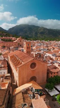 İspanya 'nın Balear Adaları, Mallorca' daki Pollensa kentinin hava manzarası. Santa Maria de Pollenca Kilisesi, Esglesia de Monti-Sion ve Mayorka adasının diğer tarihi binaları..