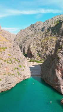 İspanya, Balearic Adaları, Mallorca 'daki Sa Calobra Sahili' nin havadan görünüşü. Majorca 'da popüler bir yaz merkezi olan kristal berraklığında turkuaz suları olan yüksek uçurumlar arasında uzanan göz kamaştırıcı gizli bir sahil.