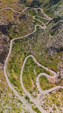 İspanya 'nın Balearic Adaları, Mallorca' daki ünlü Sa Calobra Yolu 'nun çarpıcı manzarası. Majorca adasındaki görkemli Tramuntana Dağları 'ndan geçen dolambaçlı manzaralı bir yol..