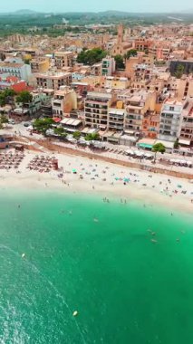 İspanya 'nın Balearic Adaları, Mallorca kentindeki Porto Cristo tatil beldesinin hava manzarası. Akdeniz 'de lüks villaları, doğal bir limanı ve yatları olan Cala Manacor Körfezi' ndeki sahil kasabası.