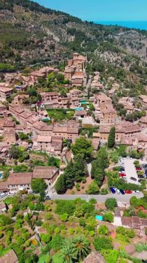 Deia Town, Mallorca, Balear Adaları, İspanya. Taştan evler ve kırsal çatıları olan pitoresk dağ köyünün havadan görünüşü, Deia, Mayorka, İspanya.