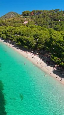 Playa de Formentor 'un Mallorca' daki Cala Pi de la Posada körfezindeki hava manzarası. Cap Formentor, Mayorka, Balear Adaları, İspanya 'da turkuaz sularda yüzen insanların olduğu çarpıcı bir sahil..