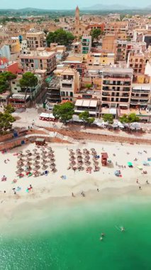 İspanya 'nın Balearic Adaları, Mallorca kentindeki Porto Cristo tatil beldesinin hava manzarası. Akdeniz 'de lüks villaları, doğal bir limanı ve yatları olan Cala Manacor Körfezi' ndeki sahil kasabası.