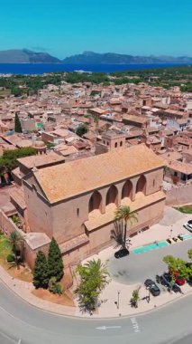 İspanya 'nın Balear Adaları' ndaki güneşli bir günde Mallorca 'nın güzel Alcudia kasabasının hava manzarası. St. Jaume 'un güzel kilisesi, Mayorka adasının simgeleri.
