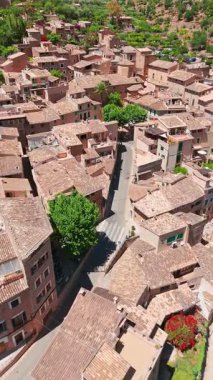 Fornalutx, Mallorca, Balear Adaları, İspanya. Taştan evler, kırsal çatılar, Fornalutx, Mayorka, İspanya 'nın hava manzaralı dağ köyü..