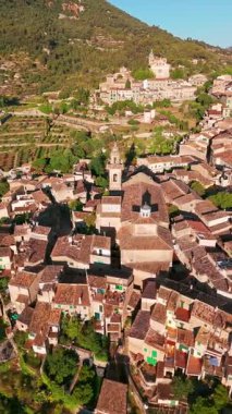 Mayorka 'daki tarihi Kartaca Manastırı Valldemossa' nın havadan görünüşü. Valldemossa Charterhouse, gün batımında, Mallorca, Balearic adaları, İspanya. Gün doğumunda Valldemossa 'nın güzel şehir manzarası