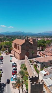 İspanya 'nın Balear Adaları' ndaki güneşli bir günde Mallorca 'nın güzel Alcudia kasabasının hava manzarası. St. Jaume 'un güzel kilisesi, Mayorka adasının simgeleri.