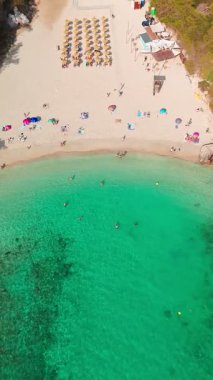 İspanya 'nın Balearic Adaları, Mallorca' daki Cala Llombards plajının yukarıdan görünüşü. Turkuaz su limanı ve beyaz kumsal sahili ile Akdeniz kıyılarını sersemletiyor. Mallorca seyahat noktaları