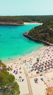 İspanya 'nın Balear Adaları, Mallorca' daki turkuaz deniz suyuyla Cala Mondrago sahilinin hava manzarası. Akdeniz kıyısında beyaz kumlu güzel bir sahil. Mallorca seyahat yeri