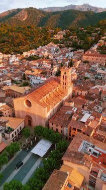 İspanya 'nın Balearic Adaları, Mallorca' da gün doğumunda Pollensa kentinin hava manzarası. Santa Maria de Pollenca Kilisesi, Esglesia de Monti-Sion ve Mayorka adasının diğer tarihi binaları..