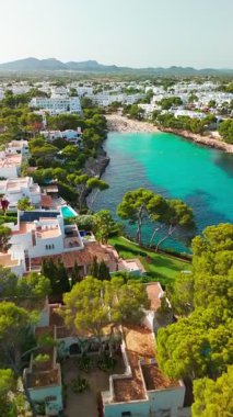 İspanya 'nın Balearic Adaları, Mallorca' daki Cala Petita plajının hava manzarası. Turkuaz su limanı ve beyaz kum plajı olan güzel Akdeniz kıyıları. Mallorca seyahat yeri