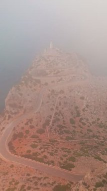Kuzey Mallorca, Balear Adaları, İspanya 'daki Cape Formentor' daki pitoresk deniz fenerinin hava manzarası. Güzel, dolambaçlı bir yol, denizin üzerindeki yüksek bir uçuruma tünemiş deniz fenerine çıkar..
