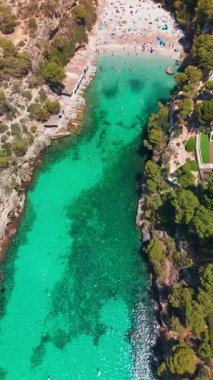 İspanya, Balear Adaları, Mallorca 'daki Cala Pi Körfezi' nin havadan görünüşü. Turkuaz su limanı ve beyaz kumsal sahili ile Akdeniz kıyılarını sersemletiyor. Mallorca seyahat noktaları