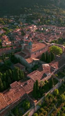 Mayorka 'daki tarihi Kartaca Manastırı Valldemossa' nın havadan görünüşü. Valldemossa Charterhouse, gün batımında, Mallorca, Balearic adaları, İspanya. Gün doğumunda Valldemossa 'nın güzel şehir manzarası