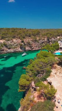 İspanya, Balear Adaları, Mallorca 'daki Cala Pi Körfezi' nin havadan görünüşü. Turkuaz su limanı ve beyaz kumsal sahili ile Akdeniz kıyılarını sersemletiyor. Mallorca seyahat noktaları