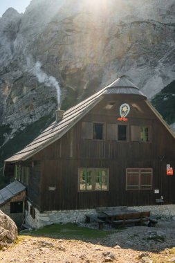 Jezersko, Slovenya - 6 Eylül 2023: Spodnje Ravni 'deki tarihi ahşap dağ kulübesi Ceska koca, Kamnik-Savinja Alpleri' nde 1543 metre yükseklikte. 1900 'de inşa edilen bu turizm barınağı muhteşem dağlık manzaralar sunuyor..