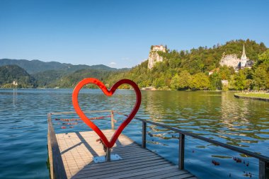 Slovenya 'daki Bled Gölü' nün kalbi. Bled Gölü 'ndeki yüksek bir uçurumda Kanlı Kale