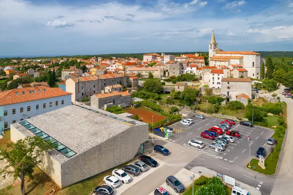 Hırvatistan 'ın Bale Old Town kentinin hava manzarası. Bale, Hırvatistan 'ın Istria iline bağlı bir yerleşim birimidir. Yerleşimin kökeni Roma 'nın Castrum Vallis kalesinde yatıyor.