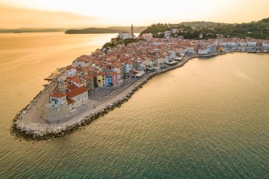 Slovenya 'nın güneş doğarken eski Piran kentinin havadan görünüşü. Slovenya 'nın Akdeniz kıyısındaki Piran kenti.