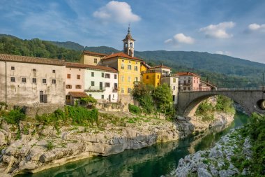 Slovenya 'daki Kanal ob Soci kasabasının yaz manzarası. Soca Nehri üzerindeki Kanal Köprüsü ve güzel eski bir kasaba..