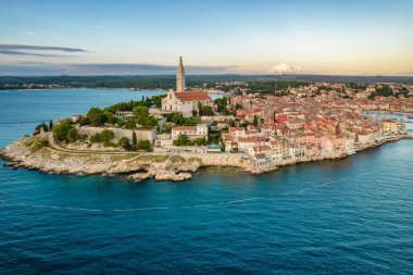 Adriyatik Denizi 'ndeki ünlü antik Hırvat kenti Istria yarımadası, Hırvatistan' ın Rovinj eski kentinin hava manzarası. Rovinj şehir manzarası, St. Euphemia katedrali ve günbatımında tarihi binalar.