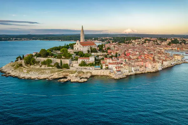 Adriyatik Denizi 'ndeki ünlü antik Hırvat kenti Istria yarımadası, Hırvatistan' ın Rovinj eski kentinin hava manzarası. Rovinj şehir manzarası, St. Euphemia katedrali ve günbatımında tarihi binalar.