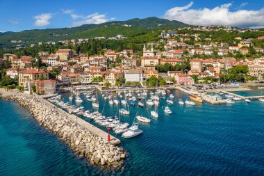 Hırvatistan 'ın Adriyatik denizi, Opatija' nın Volosko semtindeki güzel deniz manzarası. Opatija tatil köyü ve Hırvatistan 'ın Kvarner Körfezi' ndeki Lungomare deniz geçidi gün doğumunda. Lüks seyahat hedefi