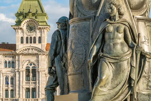 İtalya 'nın Friuli Venezia Giulia bölgesindeki Piazza Unita d Italia meydanındaki Birinci Dünya Savaşı ve Trieste belediye binasına adanmış anıt..