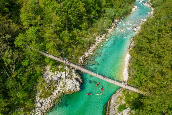 Slovenya 'daki Soca Nehri' nin zümrüt sularını kaplayan bir asma köprü, hava manzaralı. Bu nokta Slovenya 'da kayak ve yürüyüş için tercih edilen bir yer..