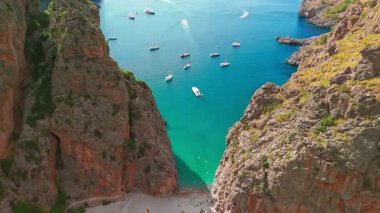 İspanya, Balearic Adaları, Mallorca 'daki Sa Calobra Sahili' nin havadan görünüşü. Majorca 'da popüler bir yaz merkezi olan kristal berraklığında turkuaz suları olan yüksek uçurumlar arasında uzanan göz kamaştırıcı gizli bir sahil.