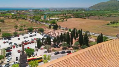 İspanya 'nın Balear Adaları' ndaki güneşli bir günde Mallorca 'nın güzel Alcudia kasabasının hava manzarası. St. Jaume 'un güzel kilisesi, Mayorka adasının simgeleri.